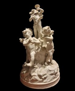 Schöne Statue, die "Putten" darstellt